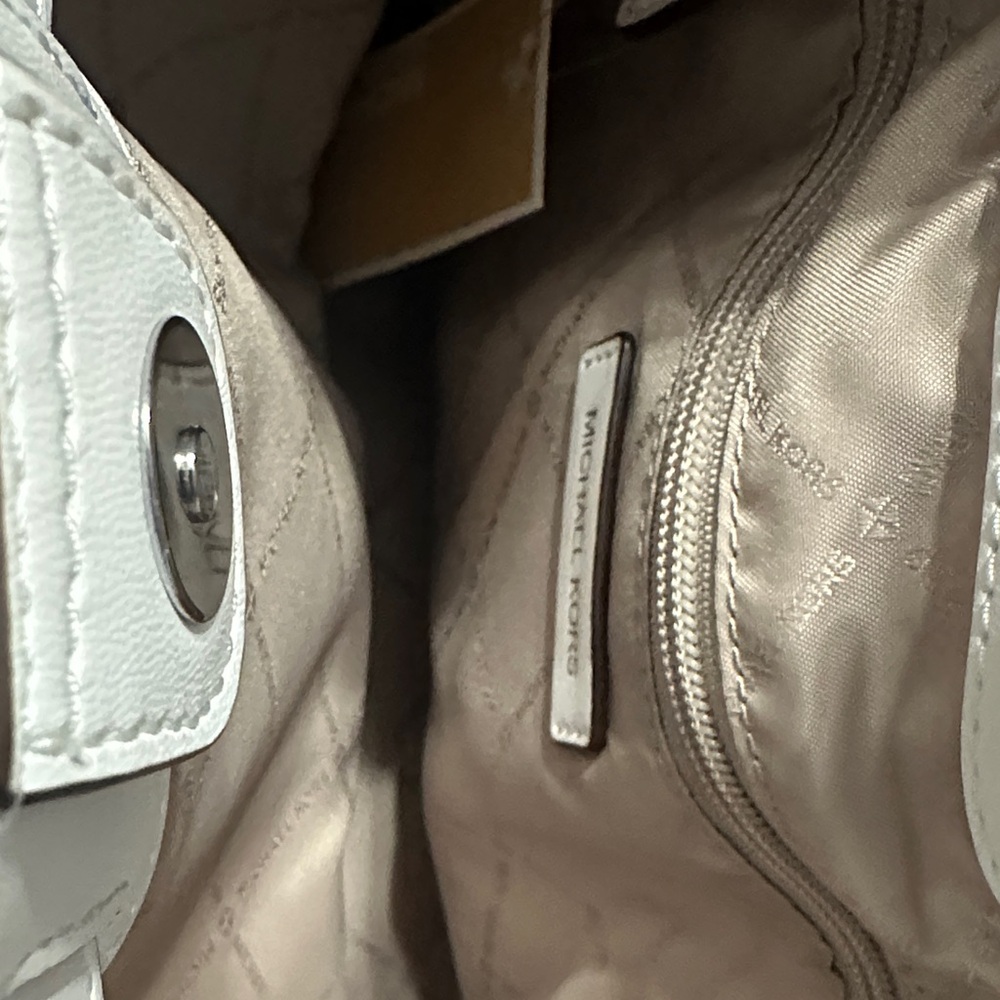 Michael Kors White Shoulder Bag with Chain Detail - Picture 3 of 4